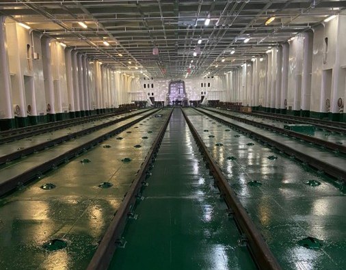 Erdeniz Tren Feribotu'nun ray döşeli araç güvertesi