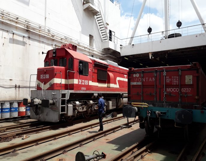 Erdeniz Tren Feribotu'na lokomotifle vagon yükleme